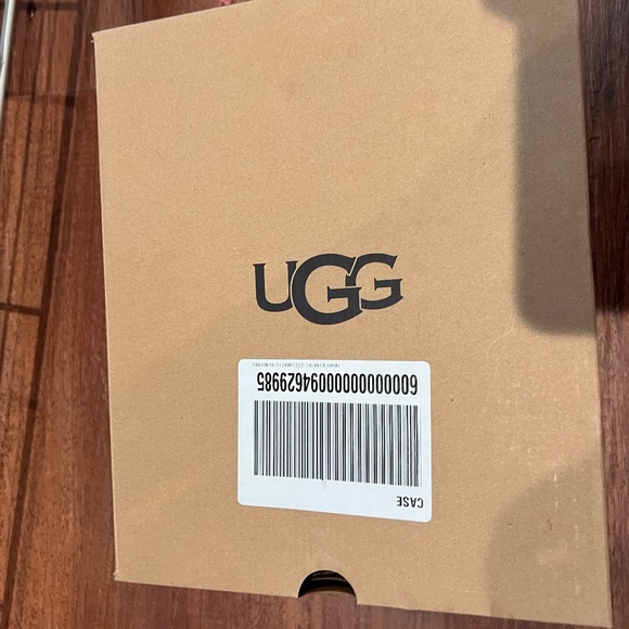 NIB UGG Fluffita size 10 - Picture 6 of 7